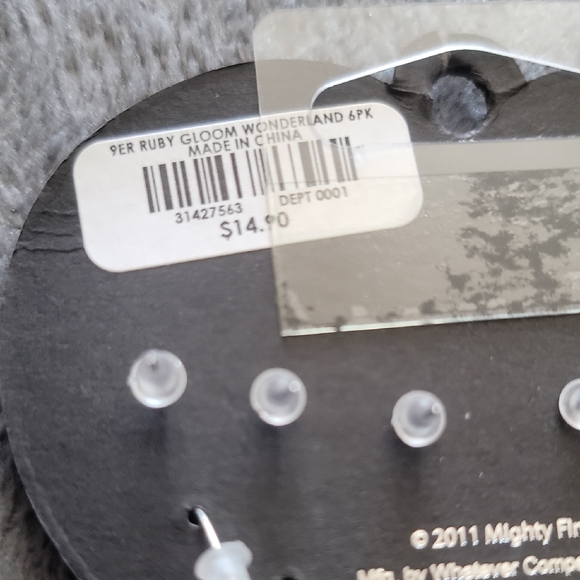 Ruby Gloom Earring Set - Picture 6 of 7